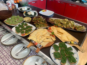 Disfrutando de una sana y natural comida Disfrutando de comida sana